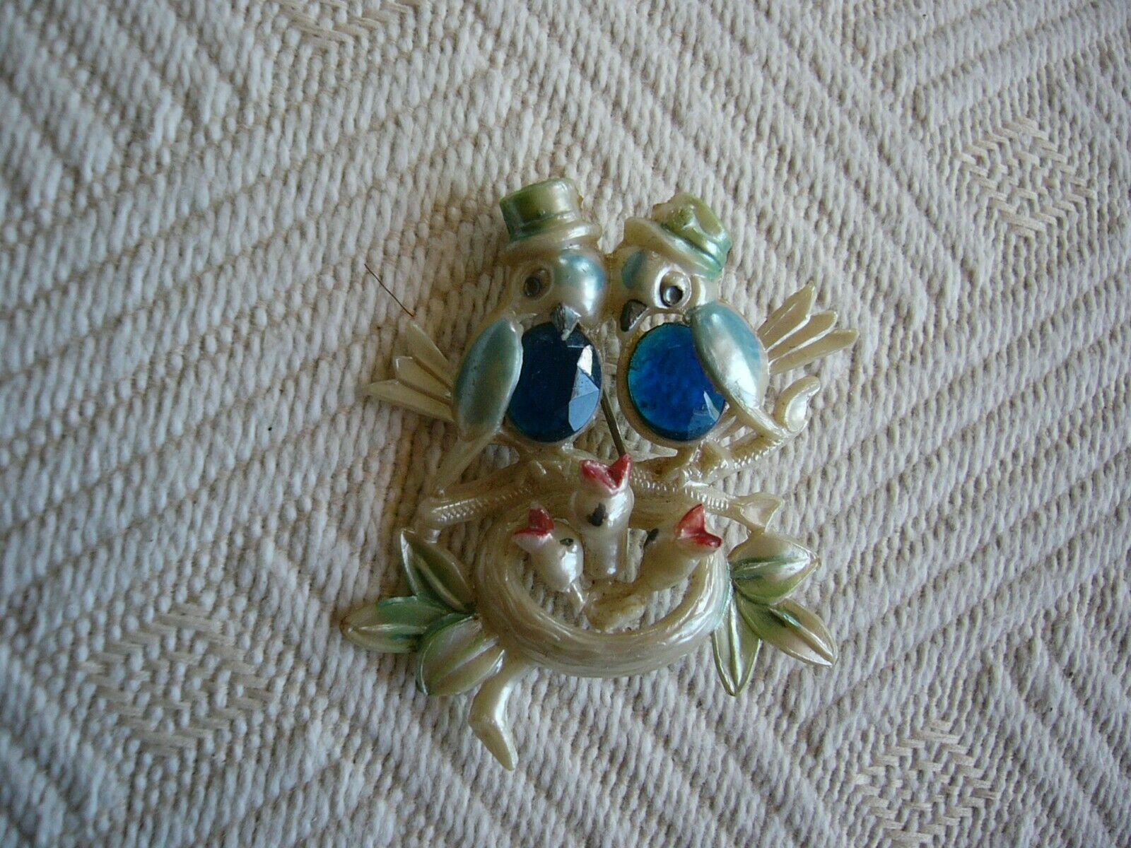 Vintage 1940's Craved Celluloid  Bakelite? Ma Pa & Nest Of Baby Birds Brooch Pin